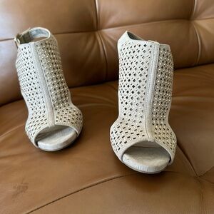 Beautiful sexy Jennifer Lopez 4” heels